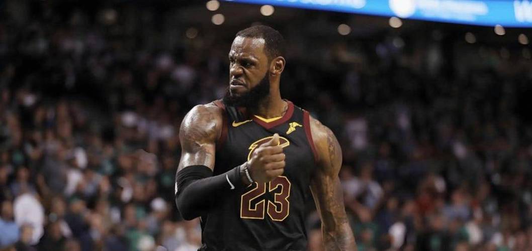 挑大梁！大卫詹姆斯半场18中10砍最高26分外加3板3助三分6中3