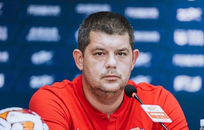 梅州外援迈克尔破门梅州全队双手合十致意