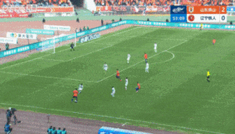 没过半场线来一脚！克雷桑中场直接起脚吊门，结果高出横梁