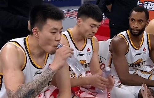 万箭齐发！林秉圣底角三分命中后弧顶三分还有可惜加罚不中