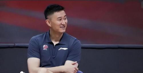 输鱼腩江苏，媒体人批杜锋：身兼数职，频繁参加活动牺牲球队备战