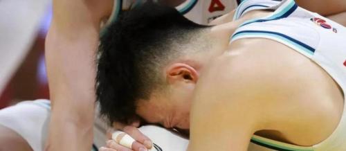 王博：还不清楚孙铭徽崴脚的严重程度后者将会去医院拍片检查