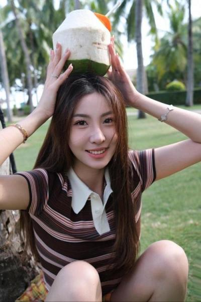 甜！高诗岩妻子更新社媒晒旅游Vlog两人评论区甜蜜互动