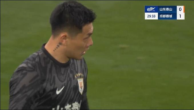 没吹点球也没吹假摔！费利佩疑似被王大雷出击放倒，裁判无表示