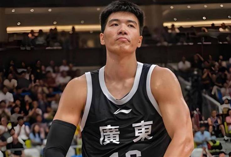 天赋压制！焦泊乔接球顺下欲扣篮被门萨钉板血帽