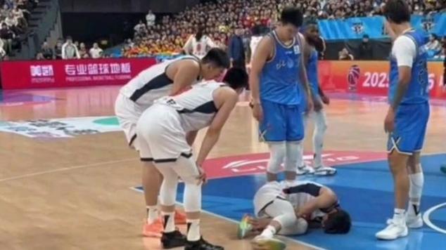 突发！徐杰被周琦撞到小腿部位重伤离场，广东男篮遭遇重大打击！