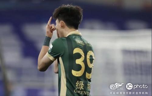梅开二度！王钰栋本场合集：小角度爆杆破门+头球建功、憾失单刀