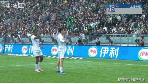 马宁半场前连出三黄：法比奥战术犯规，斯卢茨基、王世龙场边抗议
