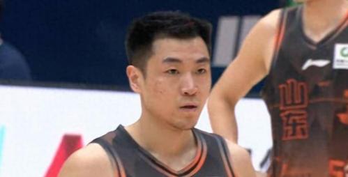 山东男篮24分大胜，高诗岩15+10+11正负值+32，王证17分表现亮眼