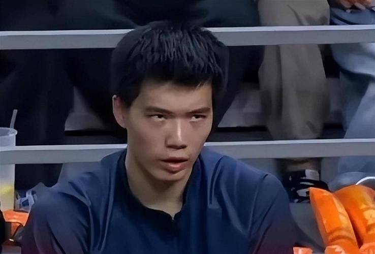 突发！广东队2米11中锋，意外受到重伤，被队友搀扶下场令人担忧