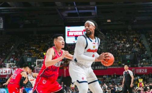 铁！萨林杰6投1中得到10分12板6助出现4失误正负值16全场最低