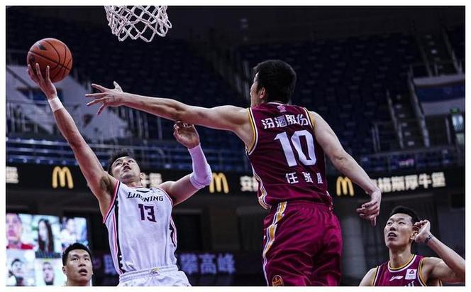突然发力！卡尔顿半场10中7独得17分6板此前3场场均5.7分