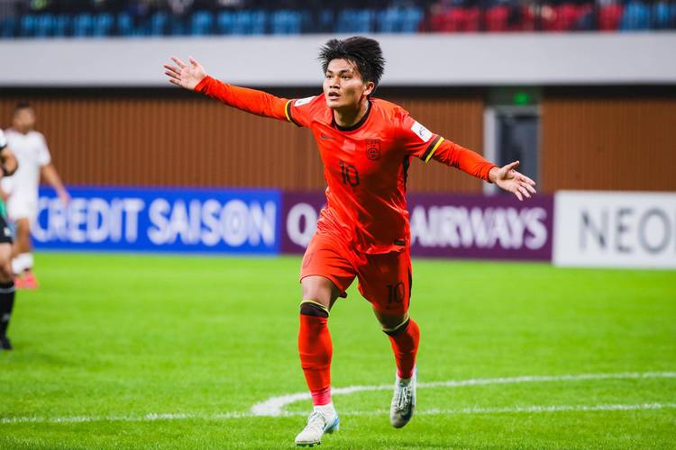 媒体人：国足征召5名边后卫真的有必要吗中场堆积众多8号位