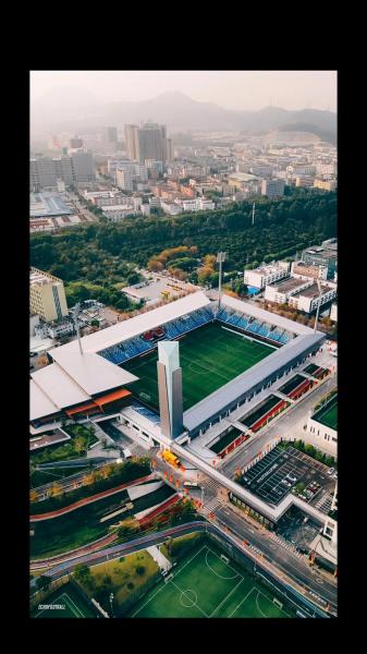 媒体人：我们的足球在球场、球市上都越来越好，但还缺乏人文关怀